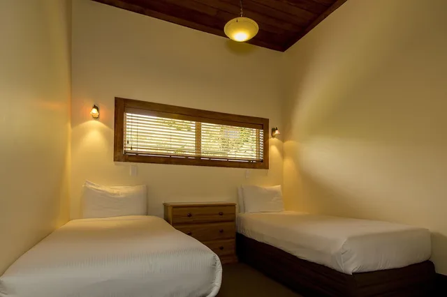 كوخ بسرير كينج وسرير كوين وسريرين منفصلين، Powderhorn Chateau 9/10