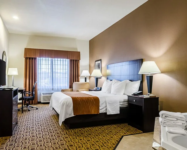 غرفة بسرير كينج بحوض جاكوزي، Comfort Inn & Suites Lawrence - University Area 1/1