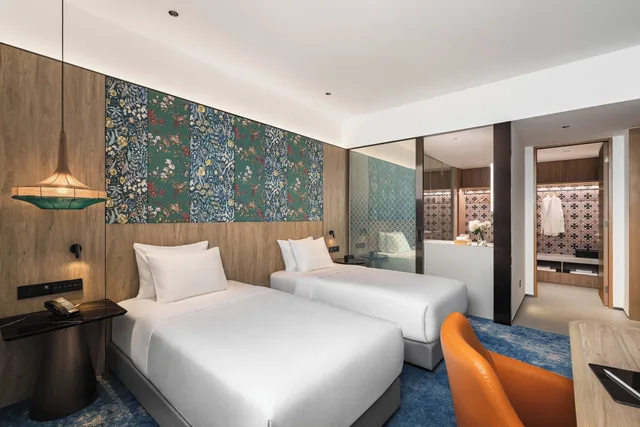 غرفة قياسية بسريرين منفصلين بإطلالة على المدينة مع دخول صالة النادي، Crowne Plaza Penang Straits City 6/10