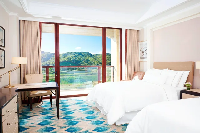 غرفة بسريرين منفصلين بشرفة بإطلالة جزئية على البحر، The Westin Zhujiajian Resort Zhoushan 2/3
