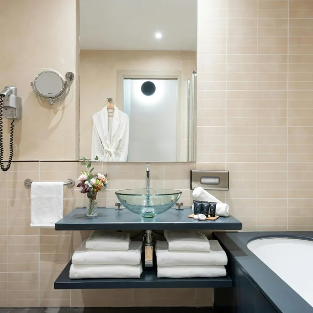 غرفة عائلية بسرير مزدوج، Leonardo Boutique Hotel Rome Termini 4/6