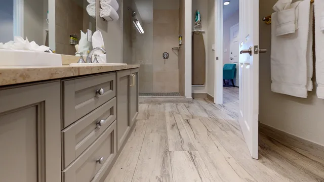 استوديو بسرير كوين بإطلالة على البحر مع أريكة، The Grand Caymanian Resort 6/7