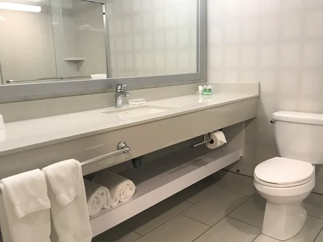 جناح بسرير كينج وسريرين كوين بمنطقة جلوس، Birchwood Inn, BW Premier Collection 3/4