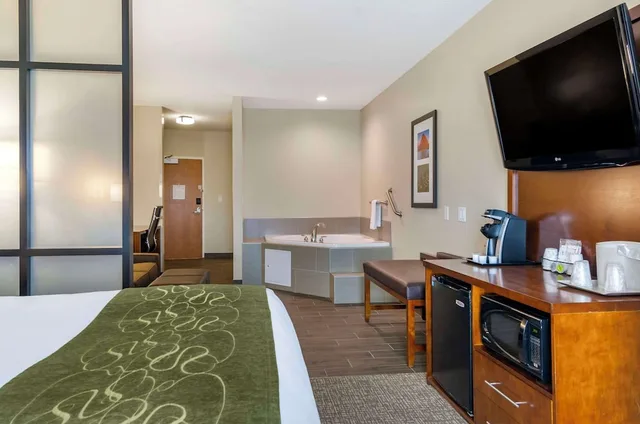 جناح بسرير كينج مع أريكة بحوض جاكوزي، Comfort Suites Helena Airport 2/3
