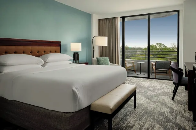 غرفة كلوب بسرير كينج بشرفة، Sheraton Tampa Brandon Hotel 1/7