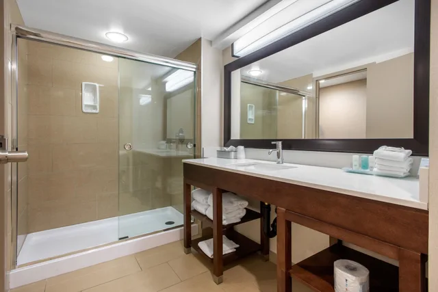 جناح بسرير كوين مع أريكة، Clarion Hotel & Suites Brandon 5/5