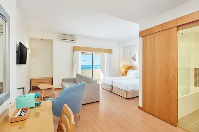 غرفة سوبيريور بسريرين منفصلين بإطلالة على البحر مع أريكة في طابق مرتفع، Dom Jose Beach Hotel 2/4