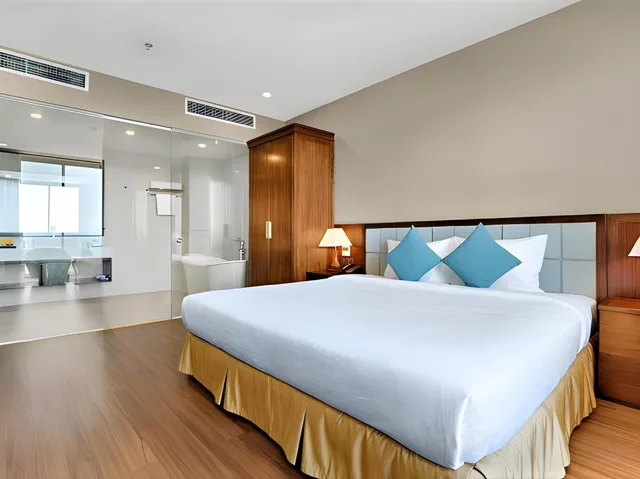 غرفة جونيور بسرير كينج بإطلالة على البحر بشرفة، Yarra Ocean Suites Danang 1/2