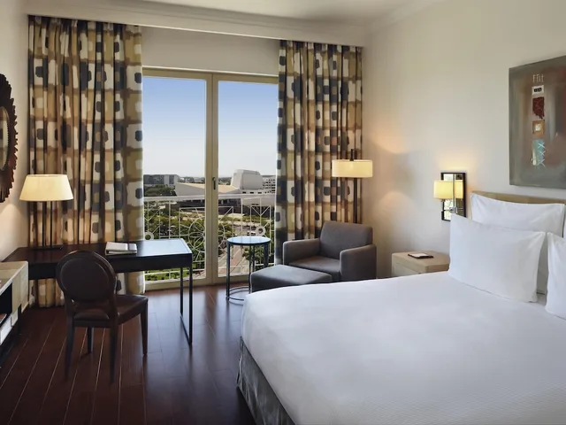 جناح ديلوكس بسرير كينج بإطلالة على المسبح، Movenpick Ambassador Hotel Accra 1/4