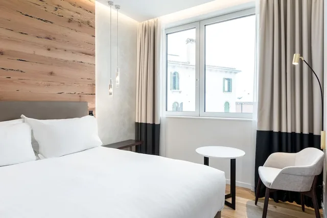 غرفة بسرير كوين بإطلالة، AC HOTEL VENEZIA 1/6