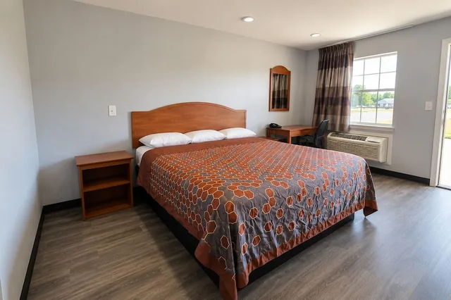 غرفة بسرير كينج، Stay Inn Checotah near Eufaula Lake 2/10