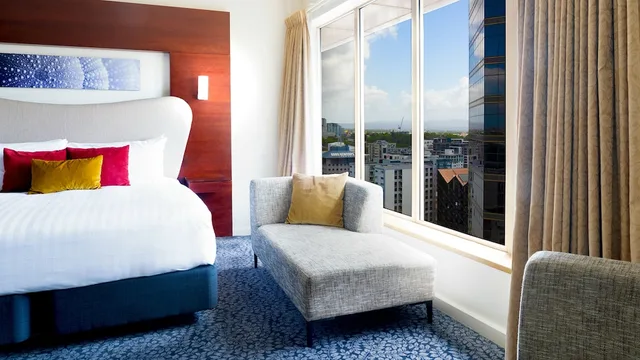 غرفة قياسية بسرير كينج بإطلالة على المدينة في طابق مرتفع، Crowne Plaza Auckland 5/6