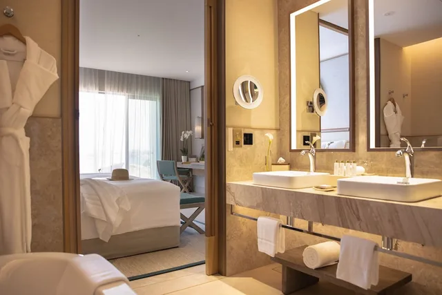 Ocean, Deluxe, Twin Beds, Balcony، Jumeirah Muscat Bay 4/9