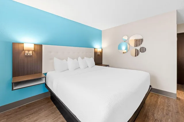 غرفة بسرير كينج يُسمح فيها بالحيوانات الأليفة، Howard Johnson by Wyndham Thunder Bay 1/2