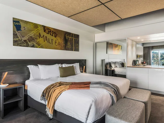 Deluxe, Double Bed, Peppers Silo Launceston 6/10