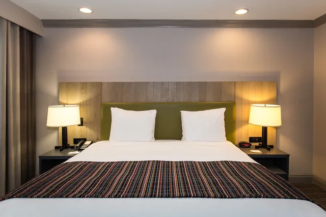 غرفة بريميوم بسرير كينج، Country Inn Suites By Radisson Metairie New Orleans La 4/8