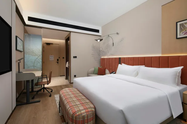 غرفة بسرير كينج بإطلالة على الجبل، Hilton Garden Inn Zhangjiajie Tianmen Mountain 1/2