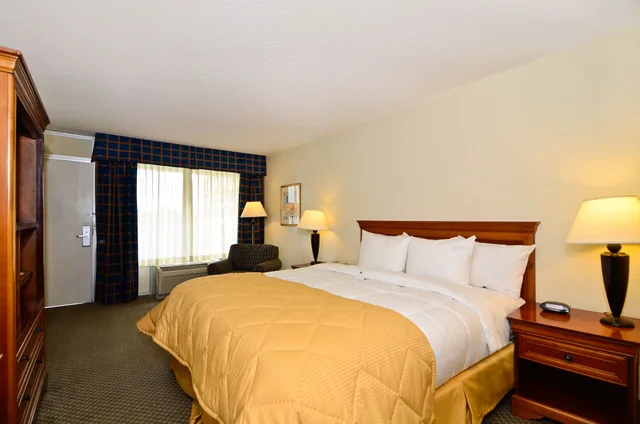 غرفة خارجية بسرير كينج، Clarion Hotel Concord/Walnut Creek 1/10