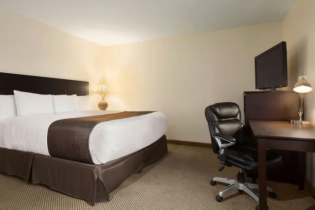 Efficiency, 1 King and 2 Double Beds، Days Inn By Wyndham Trois-Rivieres 1/4