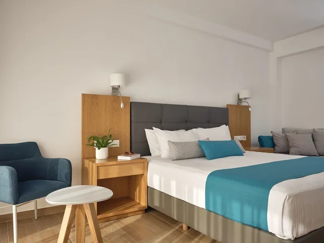 غرفة ديلوكس بسرير كينج بإطلالة على المسبح، Cavo Orient Beach Hotel 2/2