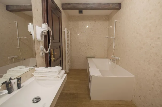 غرفة ديلوكس بسرير كينج، Hotel Ebersbach 5/7