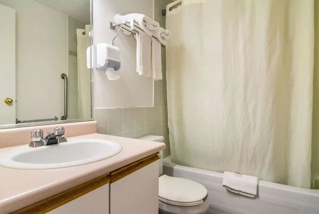 Deluxe, Suite, Multiple Beds, Hot Tub, Motel6 Surrey BC 5/5
