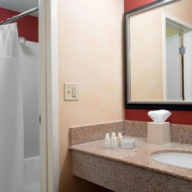 جناح بسريرين مزدوجين بغرفة نوم واحدة مع أريكة، Courtyard Indianapolis Airport 4/4