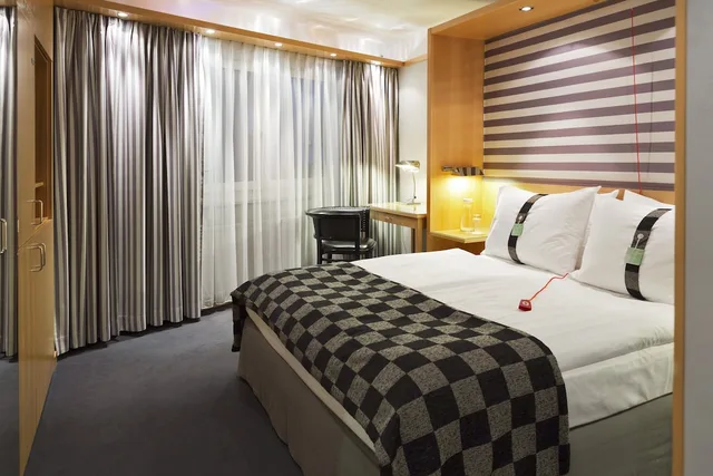 غرفة بسرير كوين بإطلالة على الفناء لذوي الإعاقة، HOLIDAY INN VIENNA CITY 3/6