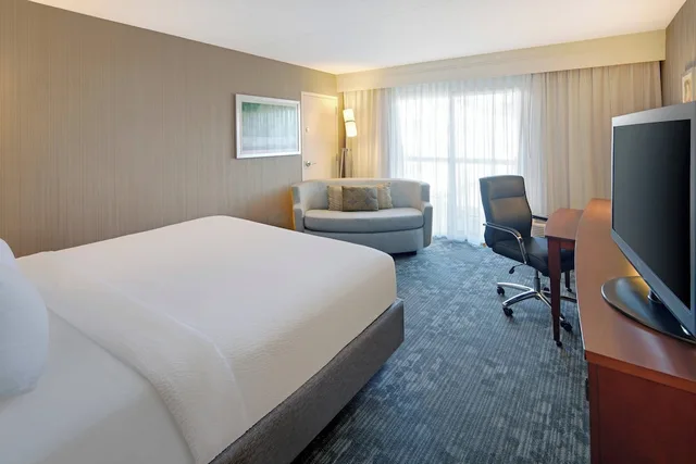 غرفة بسرير كينج لذوي الإعاقة، Courtyard by Marriott Southfield 1/3