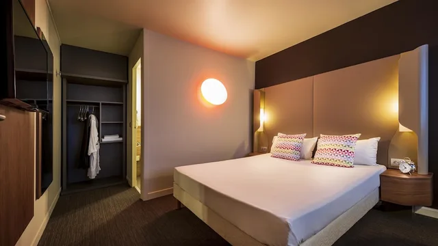 Standard, Queen Bed, Campanile Eindhoven 2/4