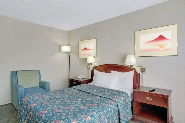غرفة بسرير مزدوج لذوي الإعاقة، Ramada By Wyndham Reno Hotel And Casino 4/6
