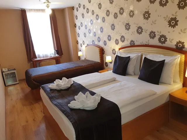 غرفة سوبيريور بسرير مزدوج مع سرير إضافي، Six Inn Hotel Budapest 2/4