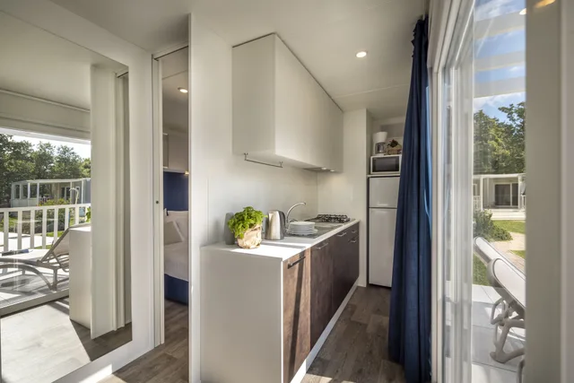 غرفة بريميوم كومفورت بسرير كوين وسريرين منفصلين بشرفة مع أريكة، Mobile Homes Valkanela 5/5