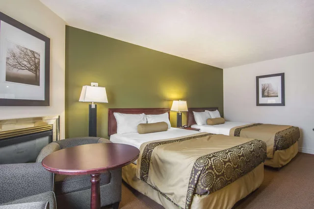 جناح بسريرين كوين، Econo Lodge Inn & Suites High Level, AB 4/5