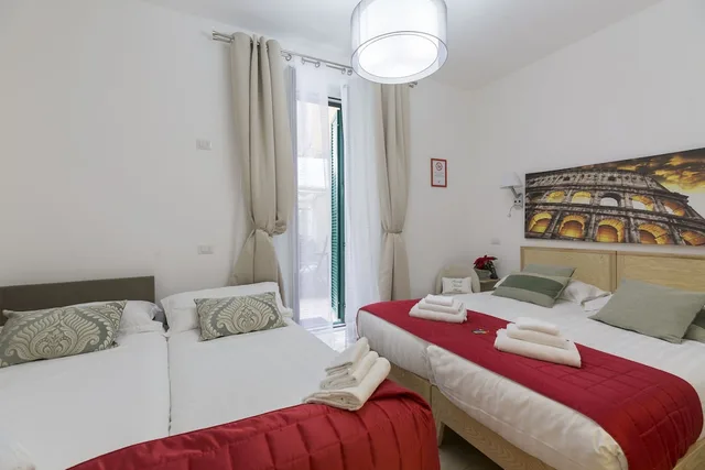 غرفة كلاسيكية رباعية بسريرين منفصلين بشرفة مع أريكة، Flatinrome Deluxe Rooms 3/10