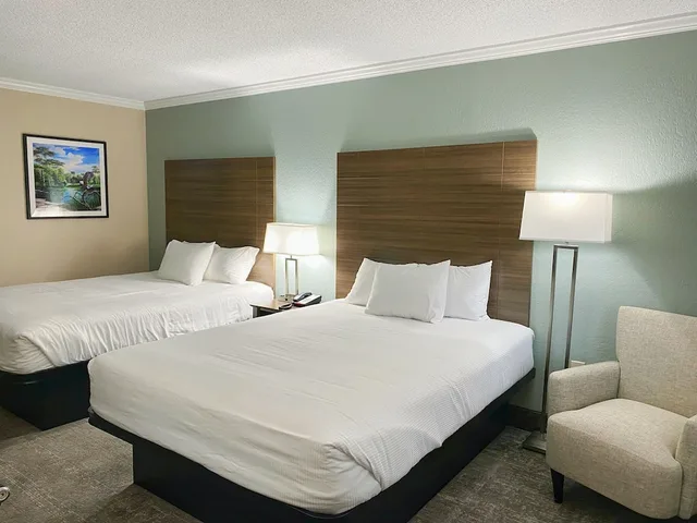 غرفة بريميوم بسريرين كوين في الطابق الأرضي لذوي الإعاقة، Roadstar Hotel Zephyrhills 1/3