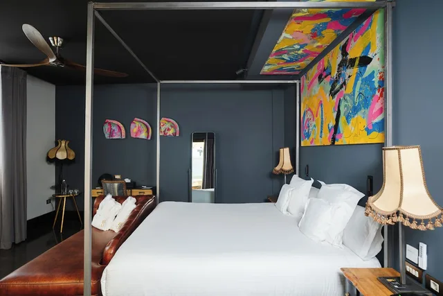 Petite, Penthouse, King Bed، Hotel Lobby Room 5/7
