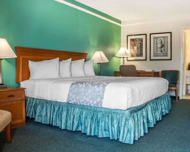 غرفة بسرير كينج للمدخنين، Quality Inn Tulsa Central 3/5