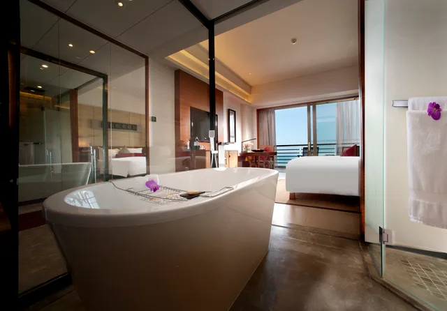 غرفة تنفيذية بسرير كينج بإطلالة على البحر، Pullman Oceanview Sanya Bay Resort and Spa 7/8