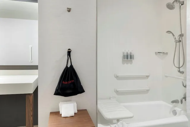 غرفة بسرير كينج بشرفة مع أريكة، Courtyard Redwood City 6/6