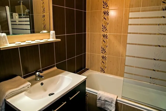Room, Triple, 1 Double and 1 Single Bed, Hotel the Originals Annonay Est La Siesta 8/9