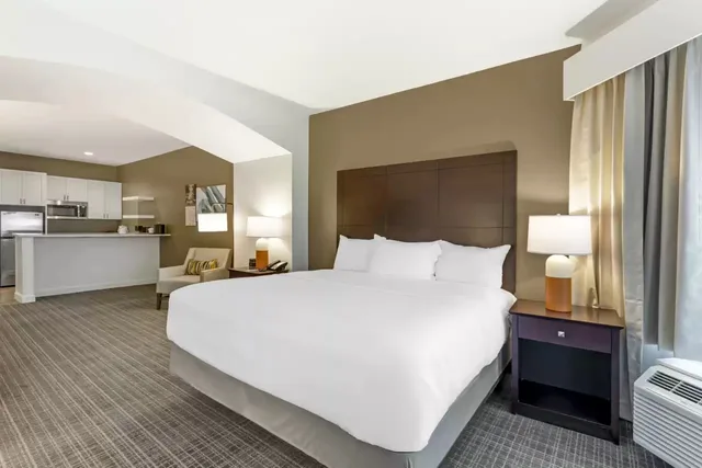 جناح بسرير كينج، Comfort Inn & Suites Verona at Turning Stone Resort Casino 1/2