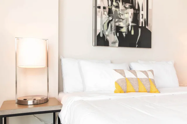 شقة كلاسيكية بسرير كينج بإطلالة على النهر بشرفة بغرفة نوم واحدة مع أريكة، Kasa Austin 2nd Street Apartments 3/9