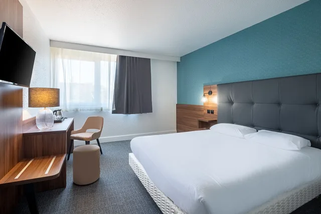 غرفة كومفورت بسرير كوين بإطلالة على الحديقة، The Originals Boutique Hotel Beausejour Poitiers Nord Futuroscope 1/2