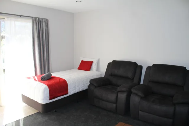 شقة بغرفتي نوم، Birchwood Manor Motel 1/1
