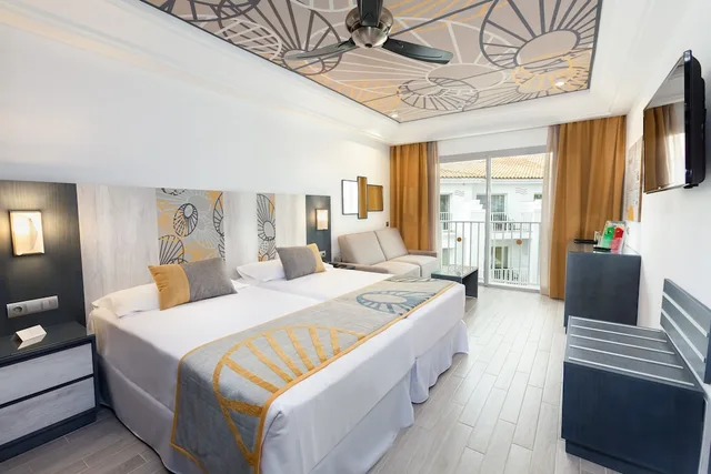 غرفة قياسية بسرير مزدوج بشرفة، Riu Chiclana 1/2