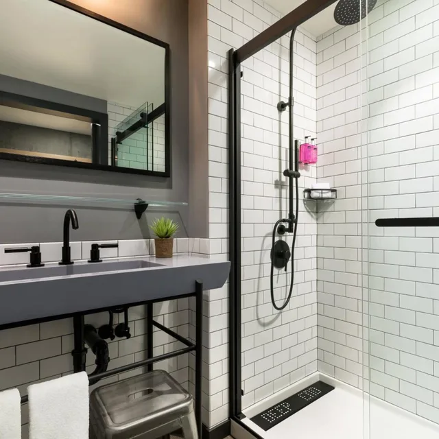 Backstage, Guest Room, Queen Bed، Moxy Boston Downtown 7/10