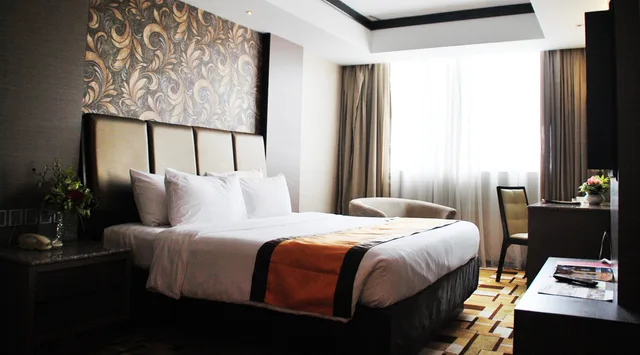 غرفة عائلية للمدخنين، Grand Paragon 2/2