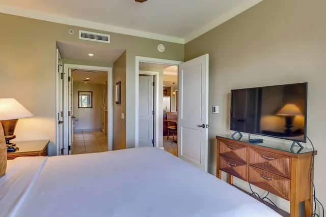 1 Bedroom, King Bed, 2 Sofa, Den, OUTRIGGER Honua Kai Resort & Spa 5/10