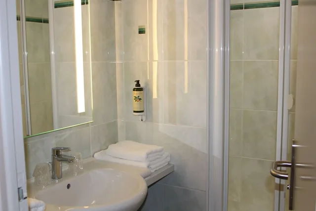 غرفة سوبيريور بسرير مزدوج أو سريرين منفصلين، P Tit Dej Hotel Millau La Capelle 3/3